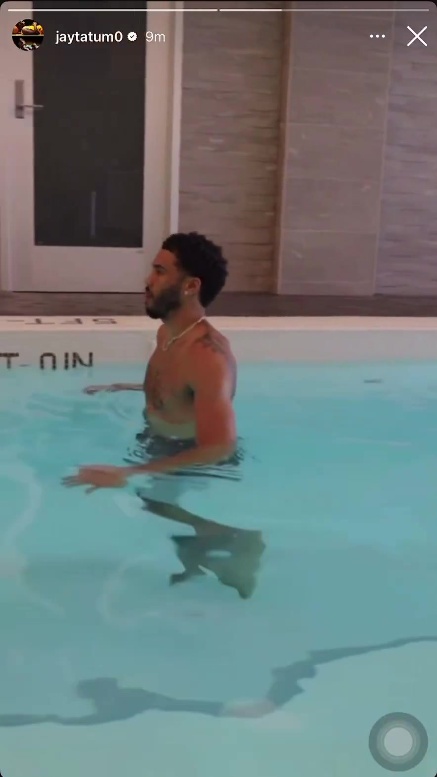 开云-跟腱撕裂50多天！塔图姆晒视频 在泳池中行走&amp;开始术后康复之旅