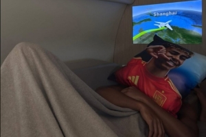 开启中国行！亚马尔社媒晒乘坐飞机前往上海照片，已抵达虹桥机场