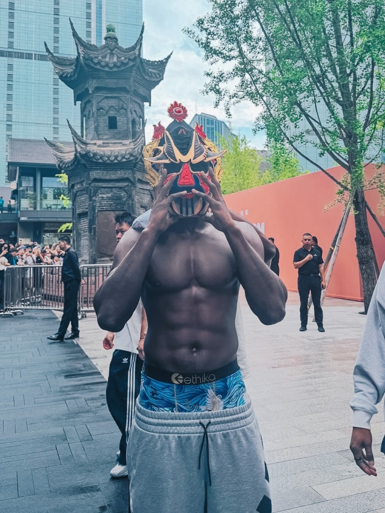 开云体育入口-森林狼队官方分享爱德华兹中国之旅精彩瞬间