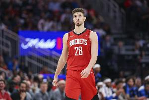 开云体育APP下载-全面！申京上半场8投4中得到9分4篮板3助攻 0失误