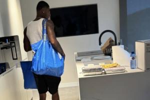 开云官网-白背心短裤白袜拖鞋，拉什福德被拍到现身宜家，选购新公寓家具