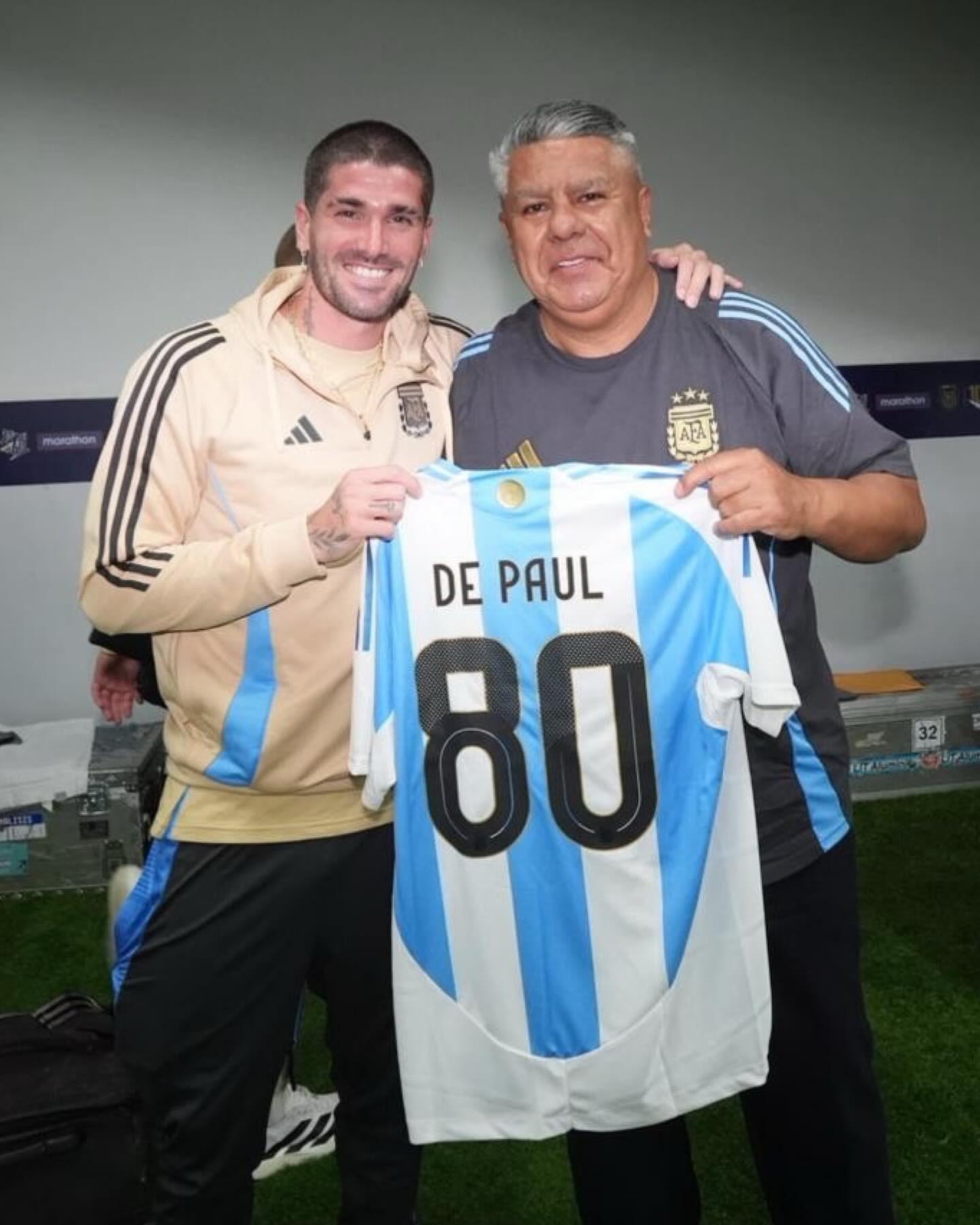 开云体育APP下载-代表阿根廷队出场80次，德保罗获赠纪念球衣