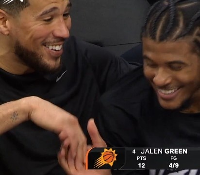 kaiyun-终于等到你！布克在板凳席给杰伦·格林捏肩膀 两人有说有笑