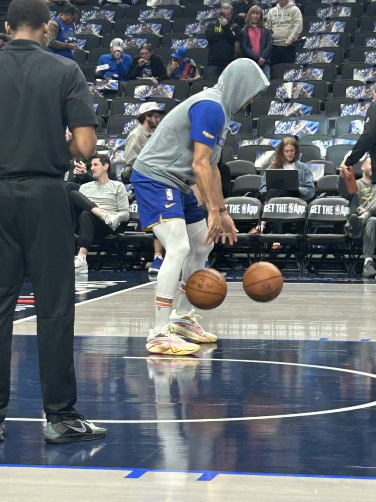 开云APP-致敬！库里训练中上脚安踏欧文3代“中国新年”配色球鞋