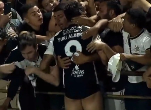 开云官网-尴尬又无奈！科林蒂安球员打进绝杀球激情庆祝，球裤被球迷扯掉